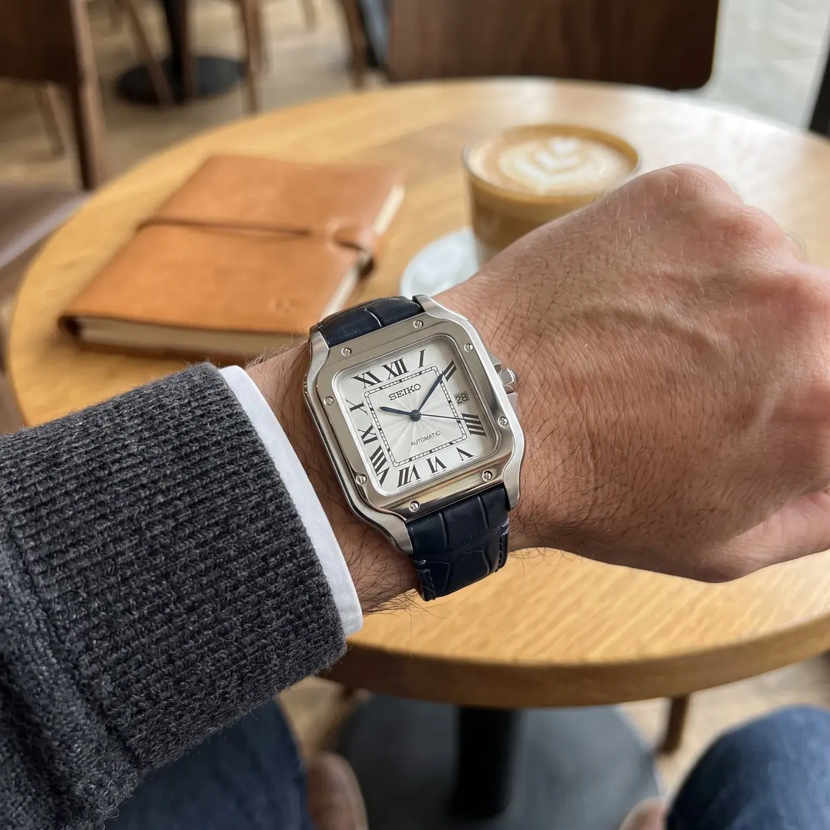 Seiko Mod Uhr SEIKTOS MOD – (schwarzes Lederarmband) – am Handgelenk – Wristshot – MedoMods
