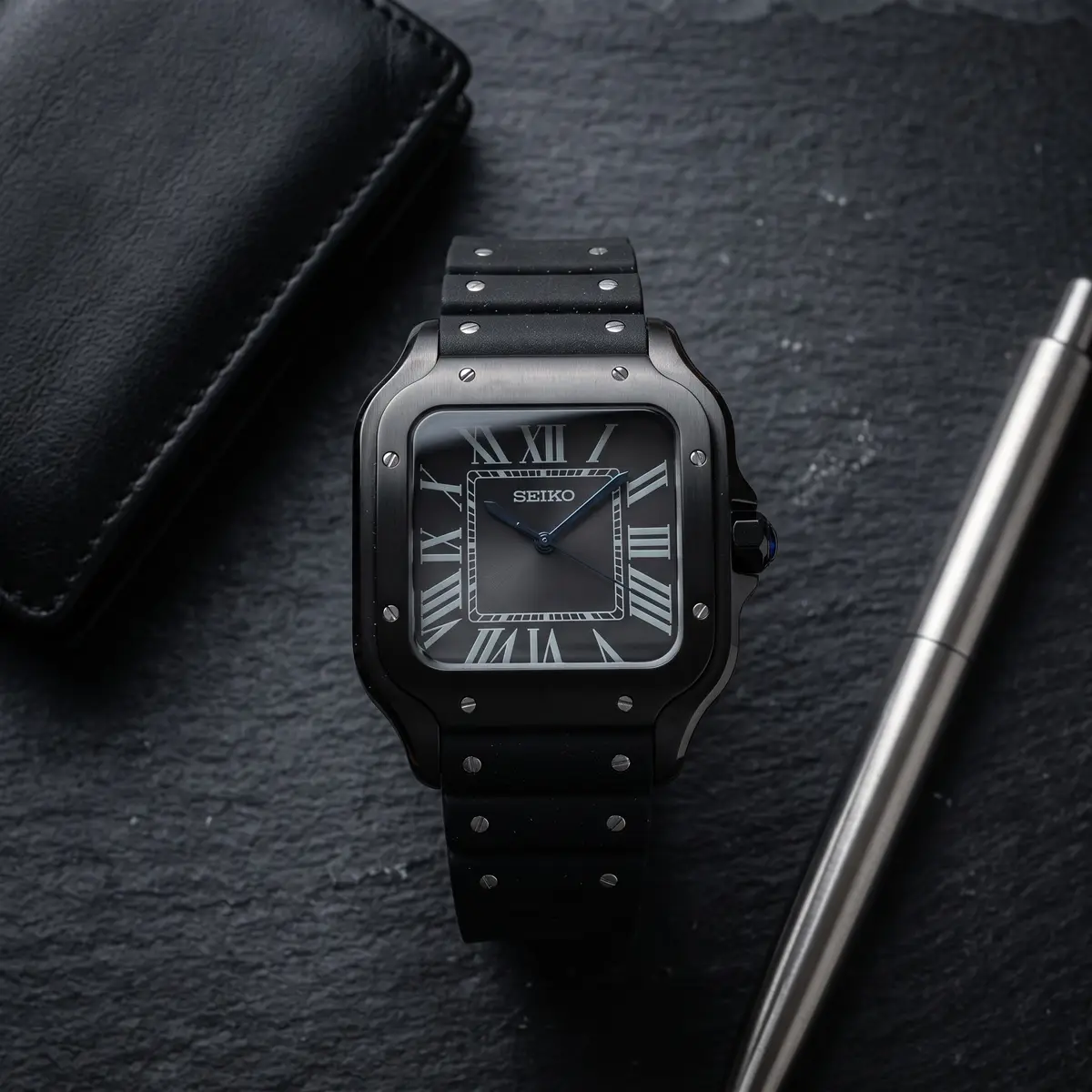 Seiko Mod Uhr SEIKTOS MOD – BLACKED OUT – Flatlay auf Schiefer – MedoMods