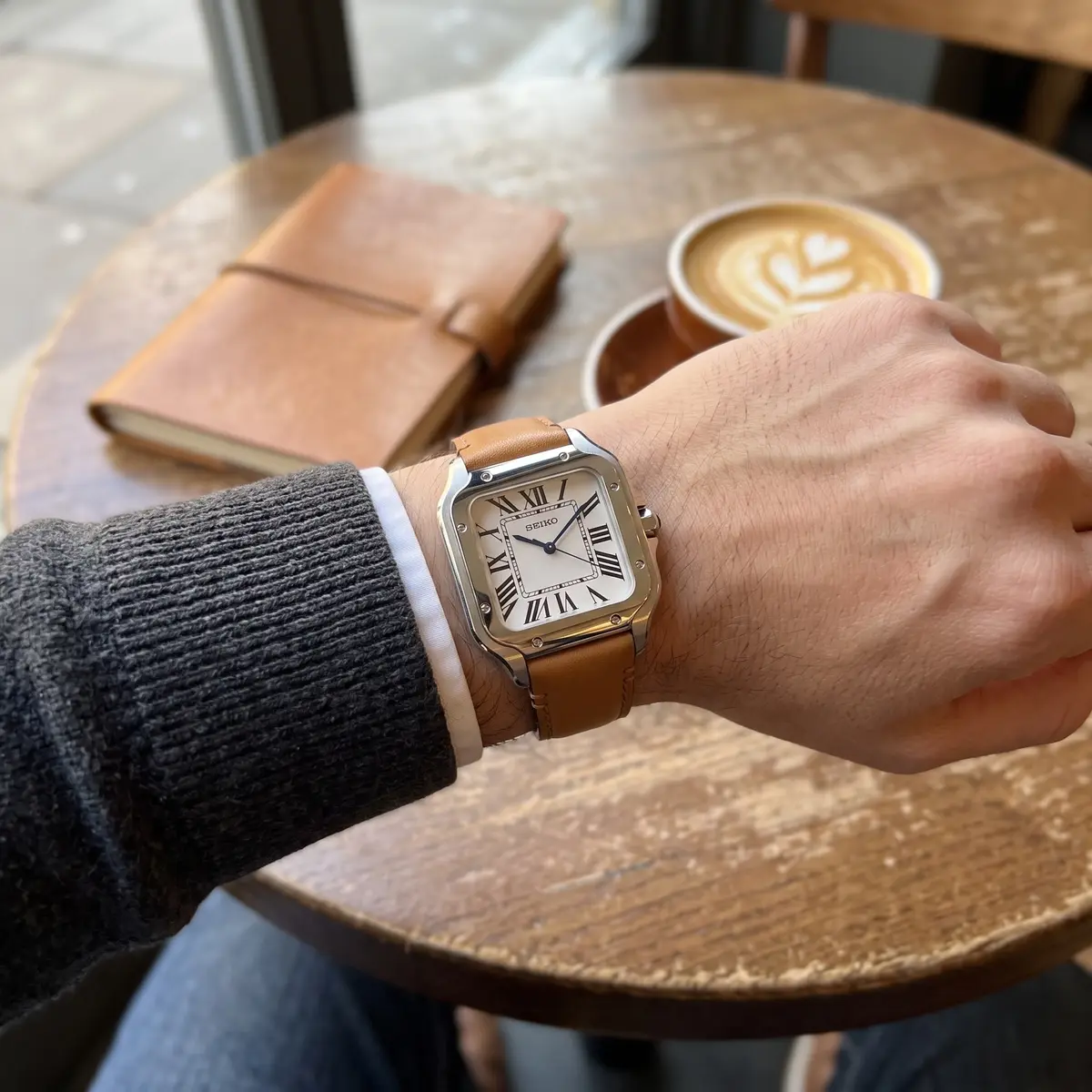 Seiko Mod Uhr SEIKTOS MOD – BRAUN (LEDERARMBAND) – am Handgelenk – Wristshot – MedoMods