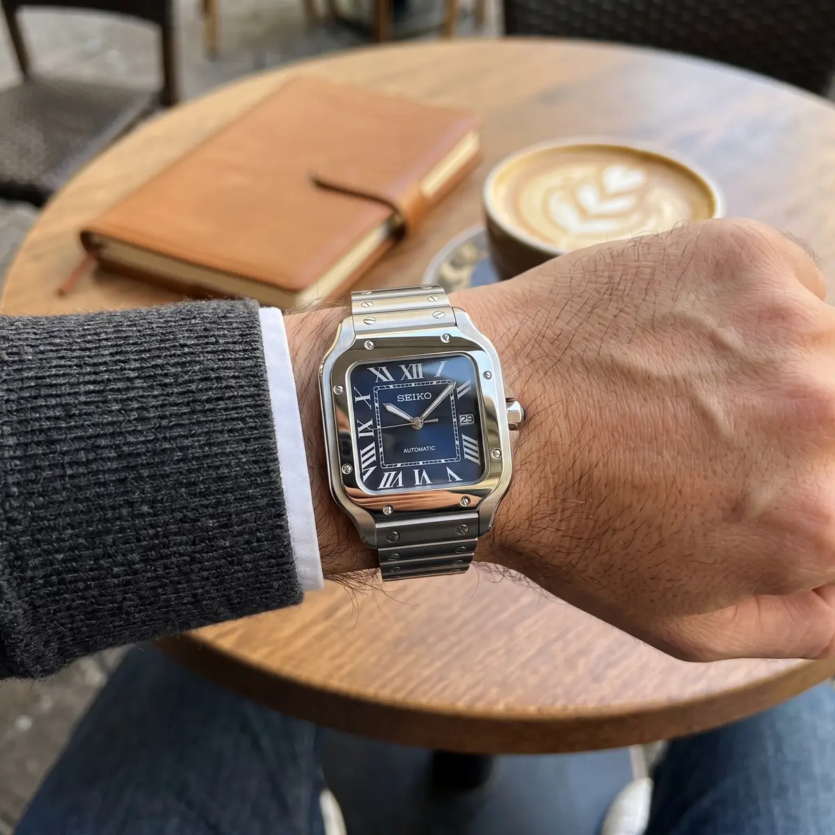 Seiko Mod Uhr SEIKTOS MOD – DUNKELBLAU – am Handgelenk – Wristshot – MedoMods