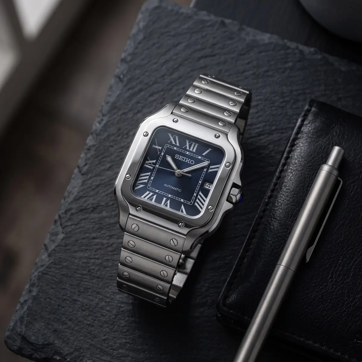 Seiko Mod Uhr SEIKTOS MOD – DUNKELBLAU – Flatlay auf Schiefer – MedoMods