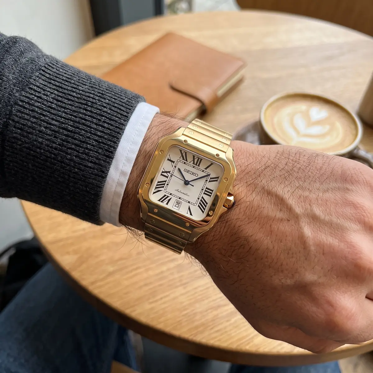 Seiko Mod Uhr SEIKTOS MOD – GOLD & WEISS – am Handgelenk – Wristshot – MedoMods