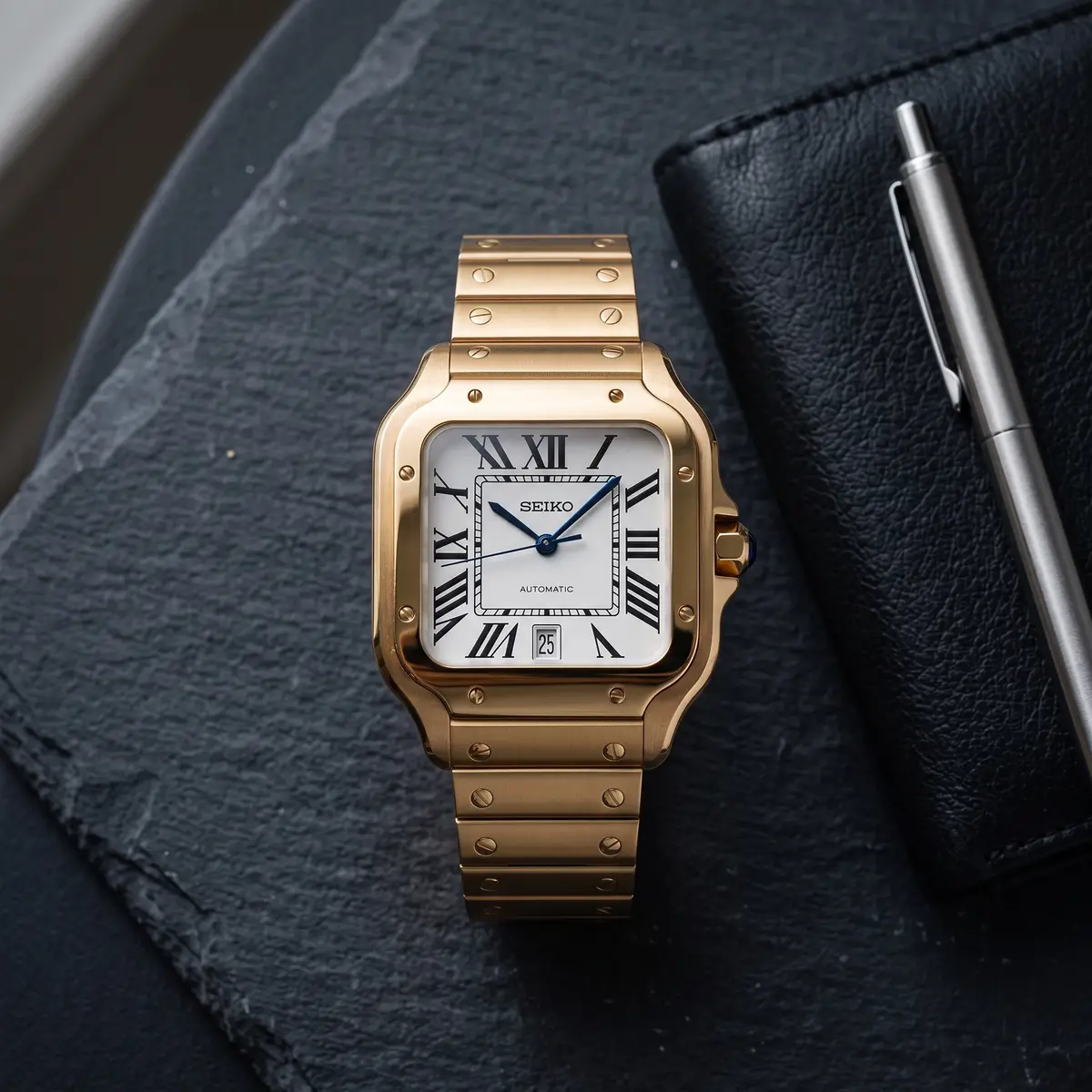 Seiko Mod Uhr SEIKTOS MOD – GOLD & WEISS – Flatlay auf Schiefer – MedoMods