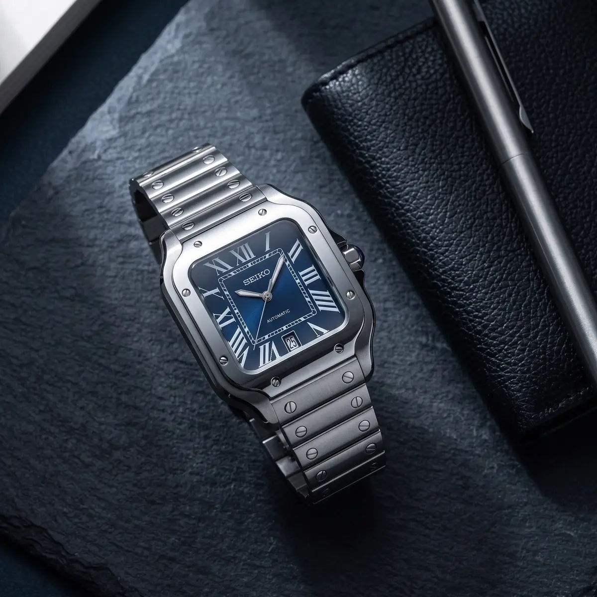 Seiko Mod Uhr SEIKTOS MOD – OZEANBLAU – Flatlay auf Schiefer – MedoMods