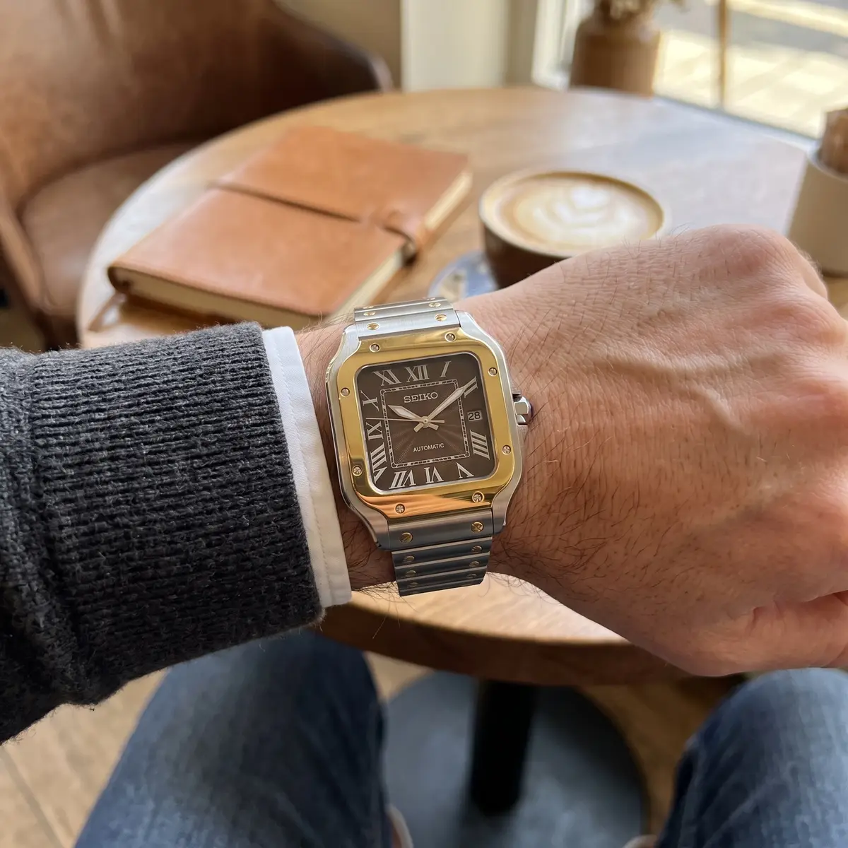 Seiko Mod Uhr SEIKTOS MOD – ZWEIFARBIG – BRAUN – am Handgelenk – Wristshot – MedoMods