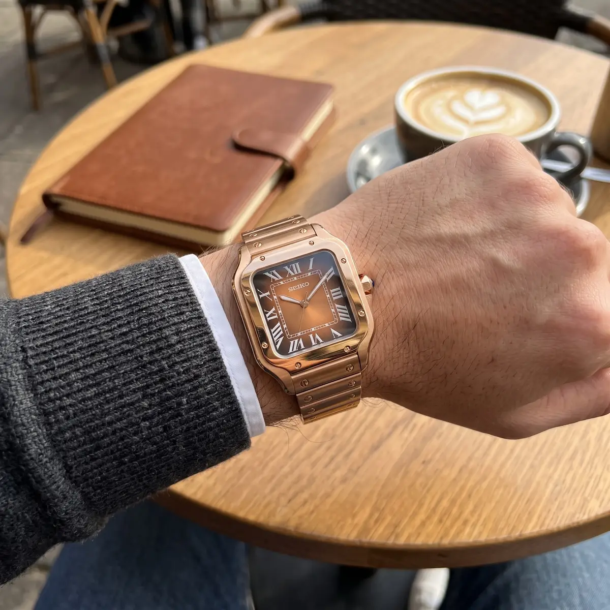 Seiko Mod Uhr SEIKTOS | Roségold & braunes Zifferblatt – 38 mm – am Handgelenk – Wristshot – MedoMods