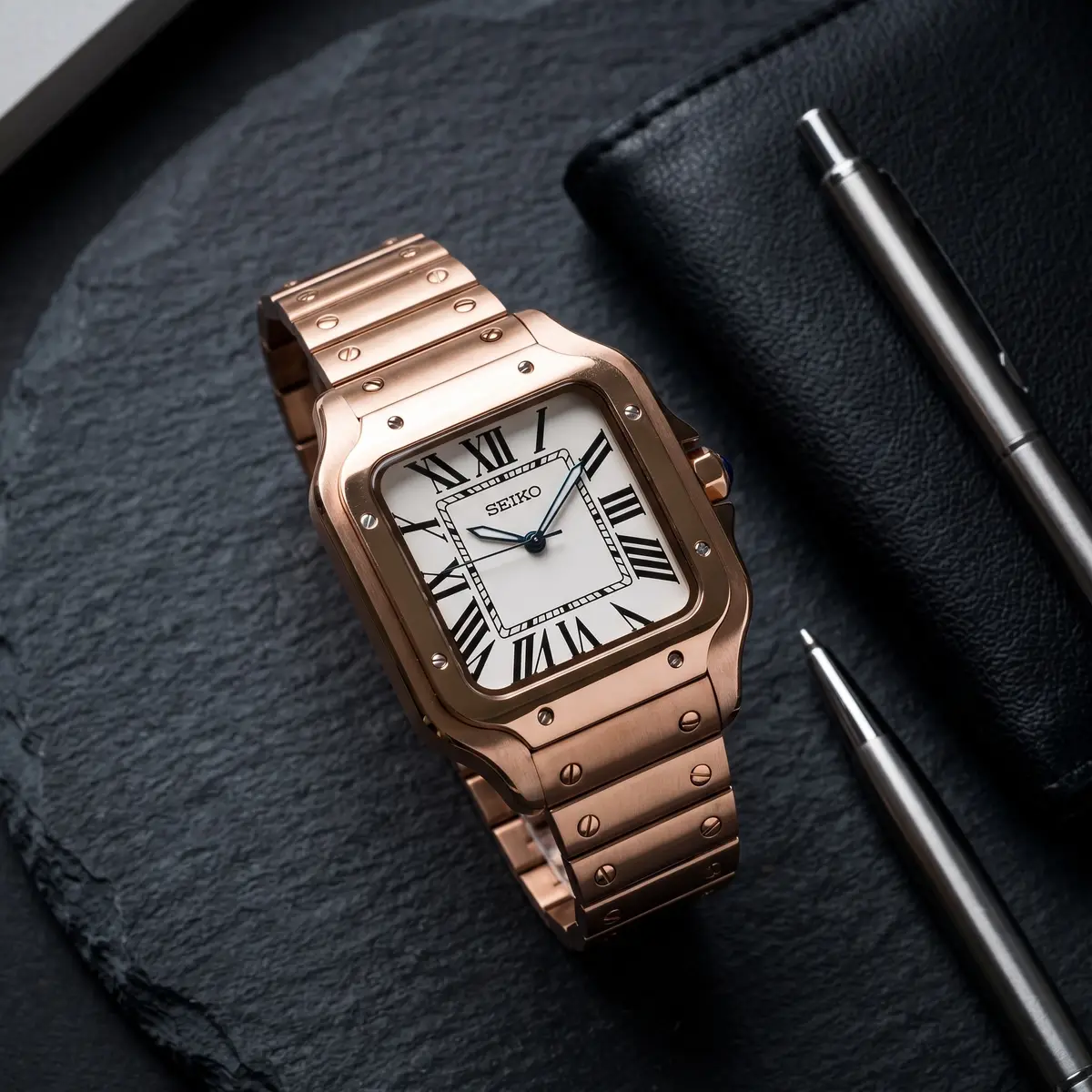 Seiko Mod Uhr SEIKTOS | Roségold & weißes Zifferblatt – 38 mm – Flatlay auf Schiefer – MedoMods