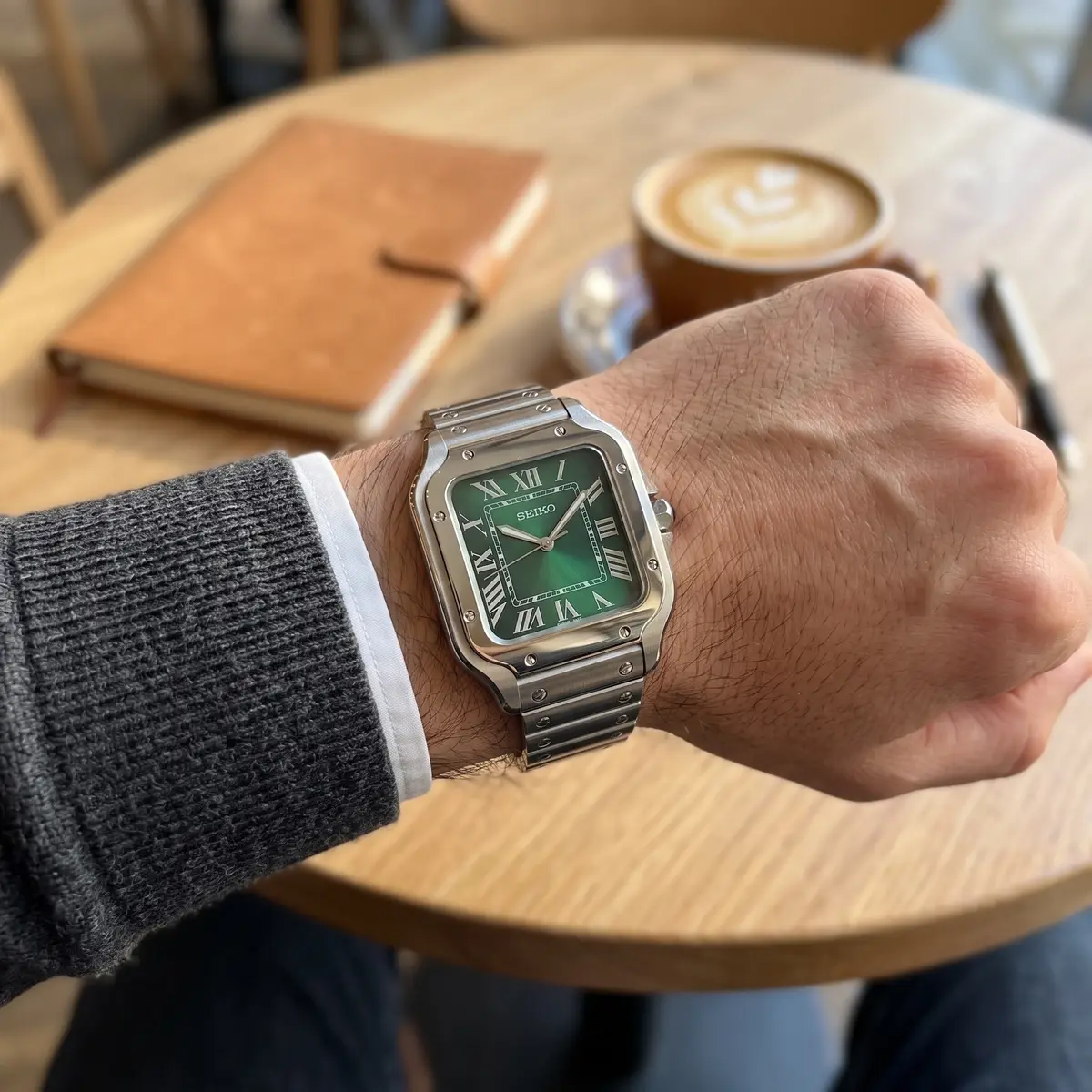Seiko Mod Uhr SEIKTOS | Stahl mit grünem Zifferblatt – 38 mm – am Handgelenk – Wristshot – MedoMods