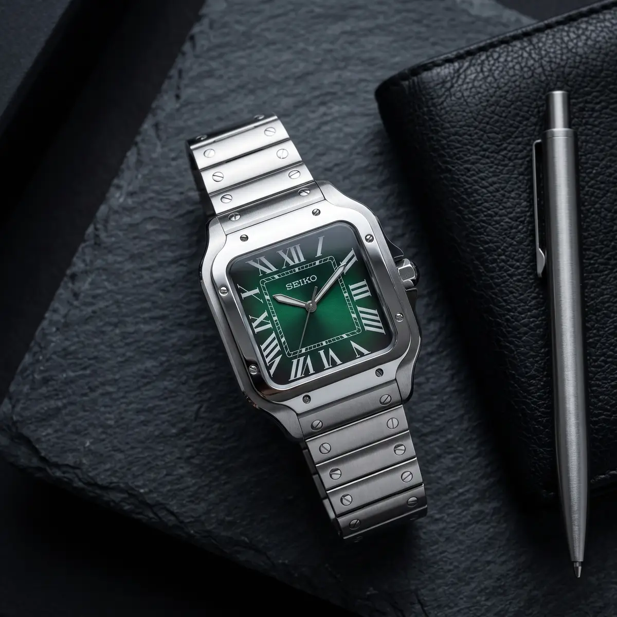 Seiko Mod Uhr SEIKTOS | Stahl mit grünem Zifferblatt – 38 mm – Flatlay auf Schiefer – MedoMods