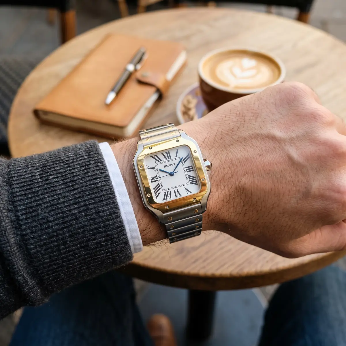 Seiko Mod Uhr SEIKTOS | Zweifarbig in Stahl und Gold – 38 mm – am Handgelenk – Wristshot – MedoMods