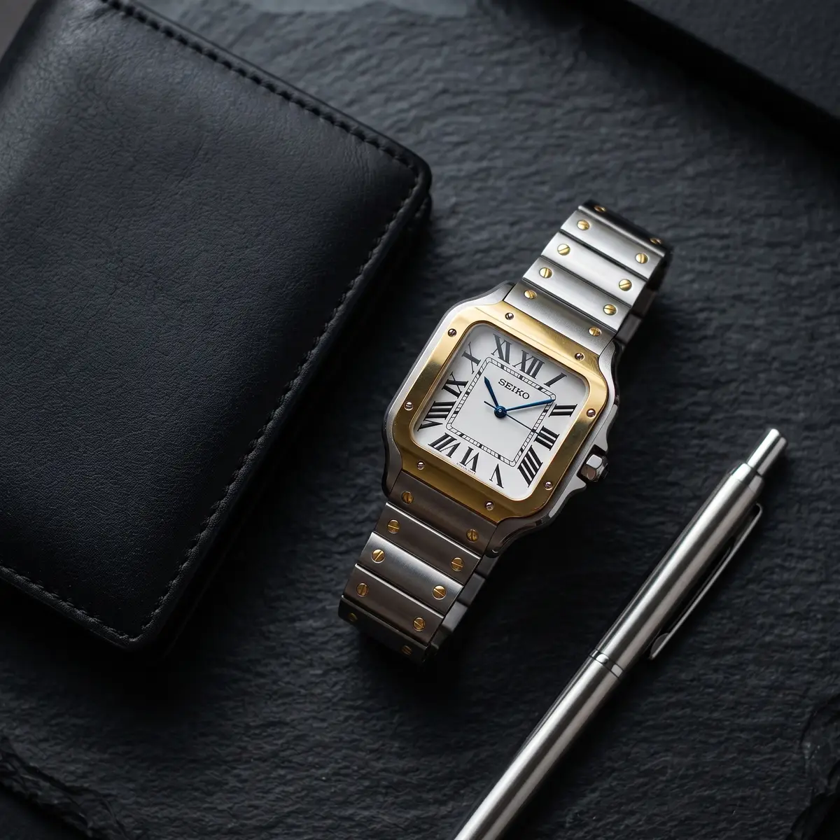 Seiko Mod Uhr SEIKTOS | Zweifarbig in Stahl und Gold – 38 mm – Flatlay auf Schiefer – MedoMods