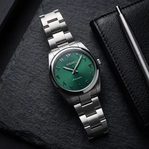SMOOTH MOD - VERDE – reloj sobre una superficie