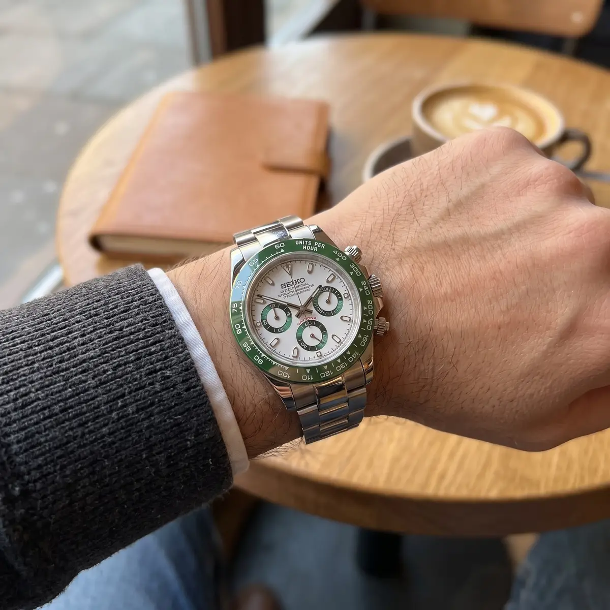 Seiko Mod Uhr TONA MOD – ALPENGRÜN – am Handgelenk – Wristshot – MedoMods