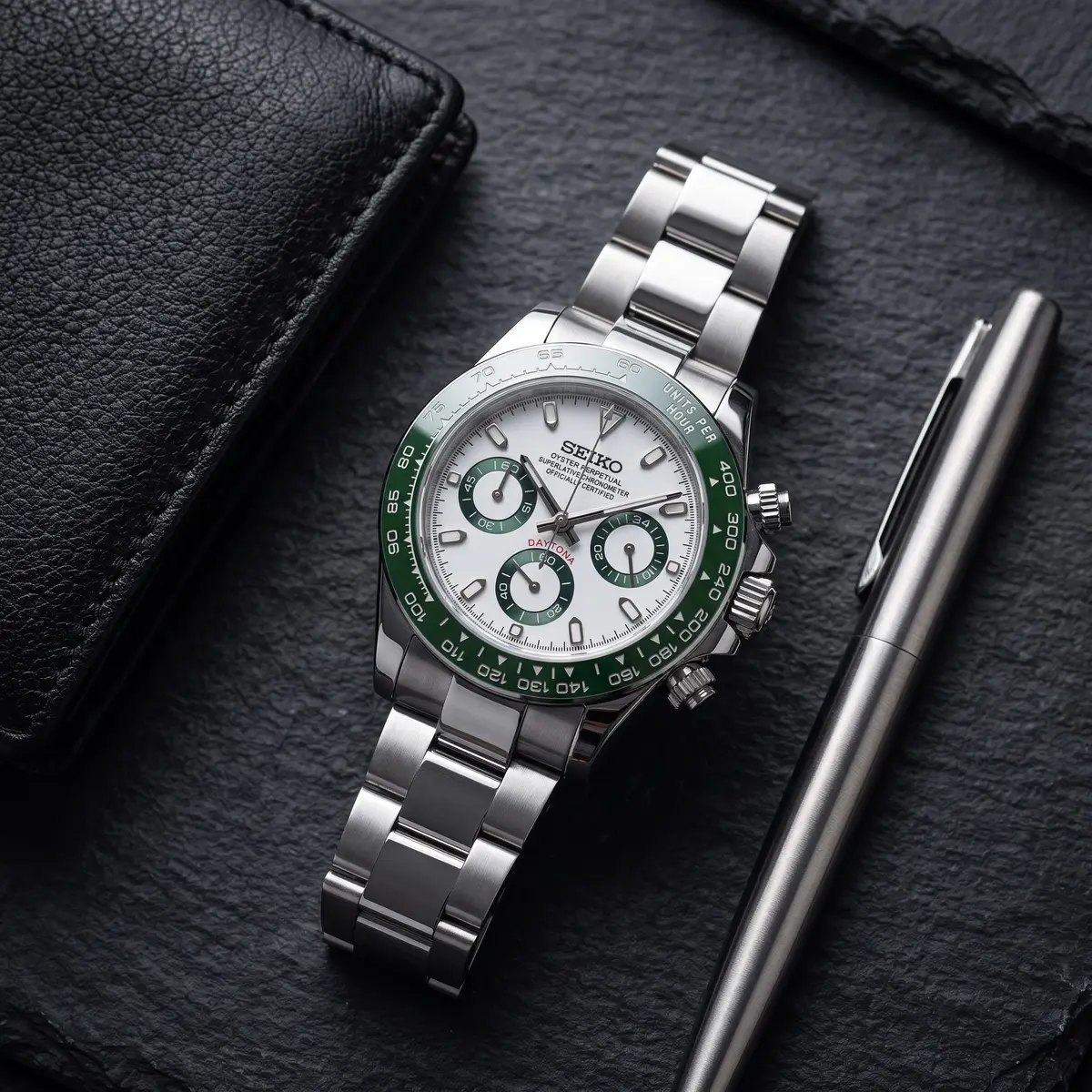 Seiko Mod Uhr TONA MOD – ALPENGRÜN – Flatlay auf Schiefer – MedoMods