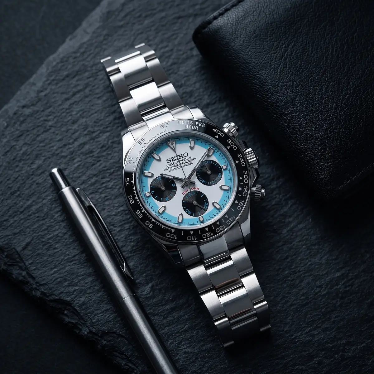 Seiko Mod Uhr TONA MOD – ARCTIC RACER – Flatlay auf Schiefer – MedoMods