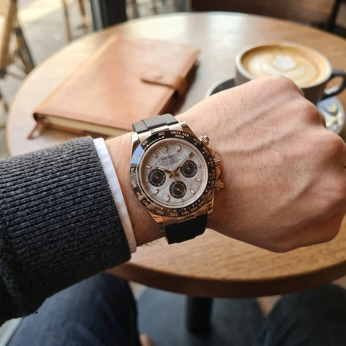 Seiko Mod Uhr TONA MOD | Black Meteorit RoseGold – 40 mm – am Handgelenk – Wristshot – MedoMods