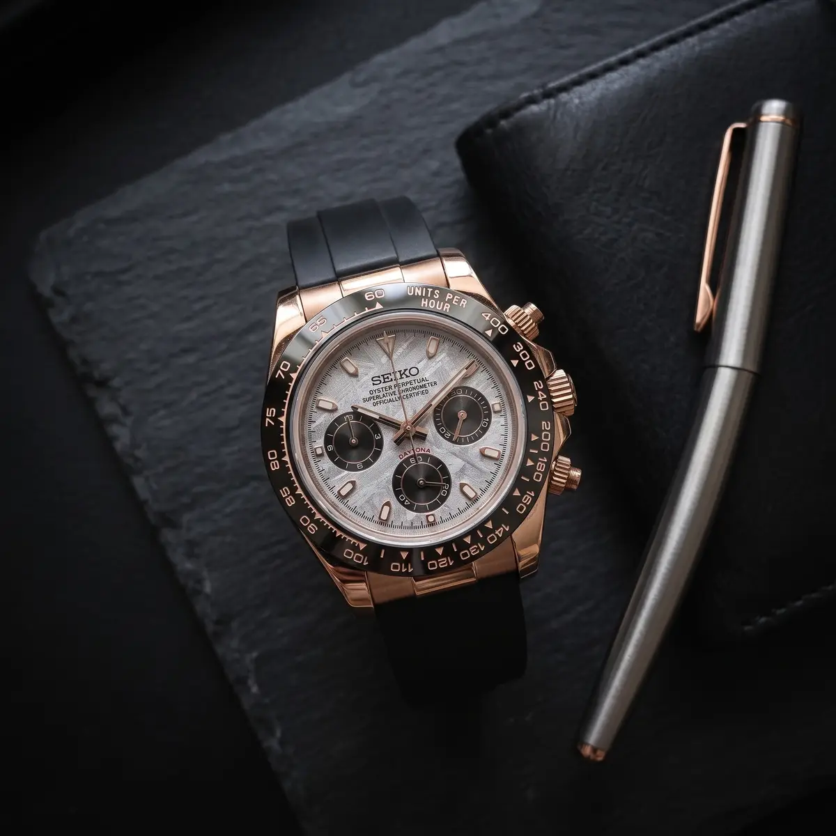 Seiko Mod Uhr TONA MOD | Black Meteorit RoseGold – 40 mm – Flatlay auf Schiefer – MedoMods