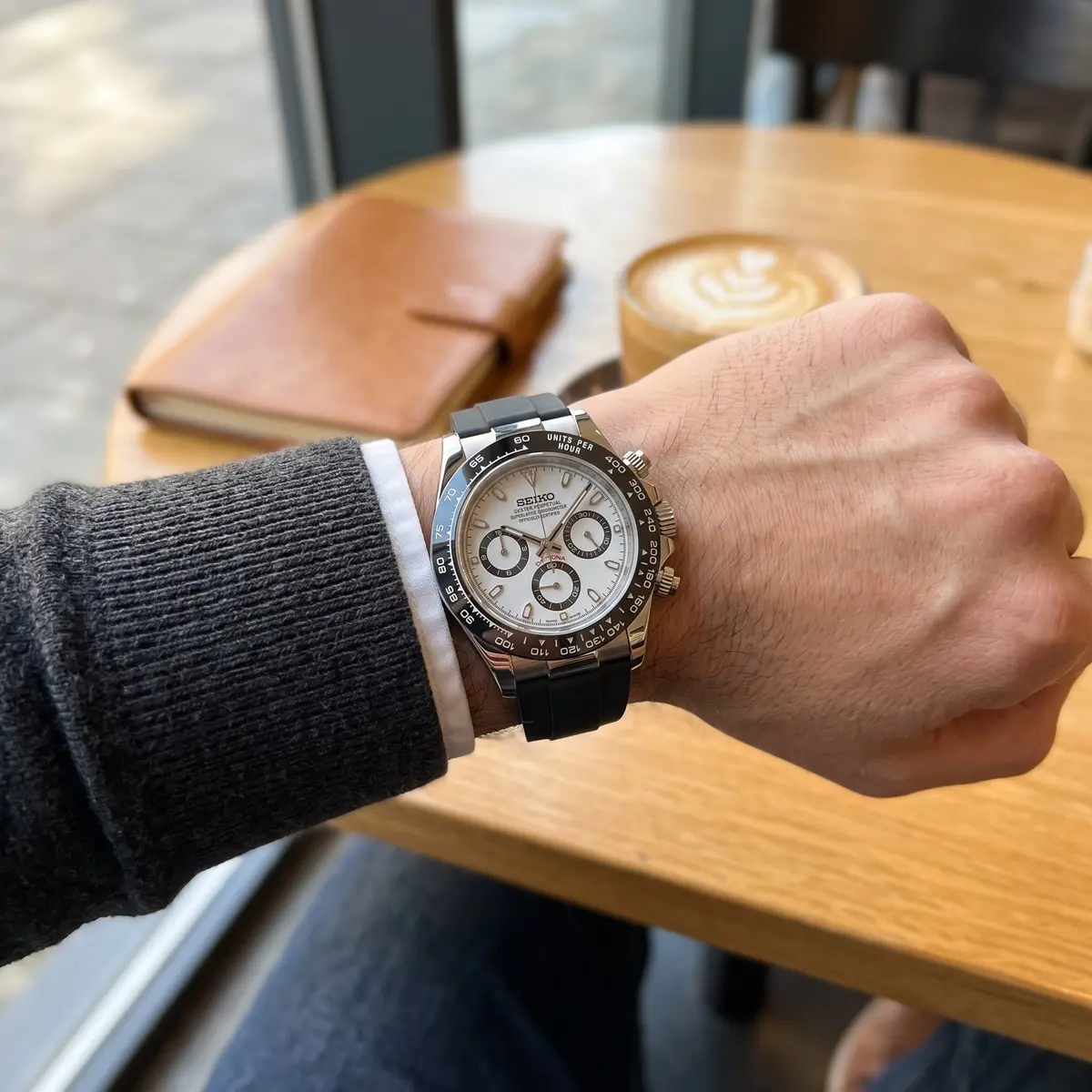 Seiko Mod Uhr TONA MOD | Schwarzes Gummi, schwarzer Panda – 40 mm – am Handgelenk – Wristshot – MedoMods