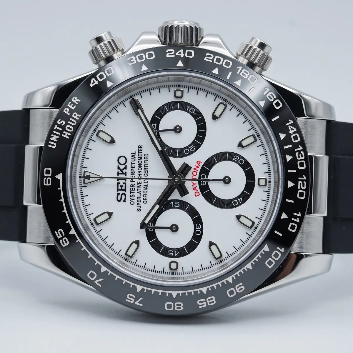 Seiko Mod Uhr TONA MOD | Schwarzes Gummi, schwarzer Panda – 40 mm – Zifferblatt Nahaufnahme – MedoMods