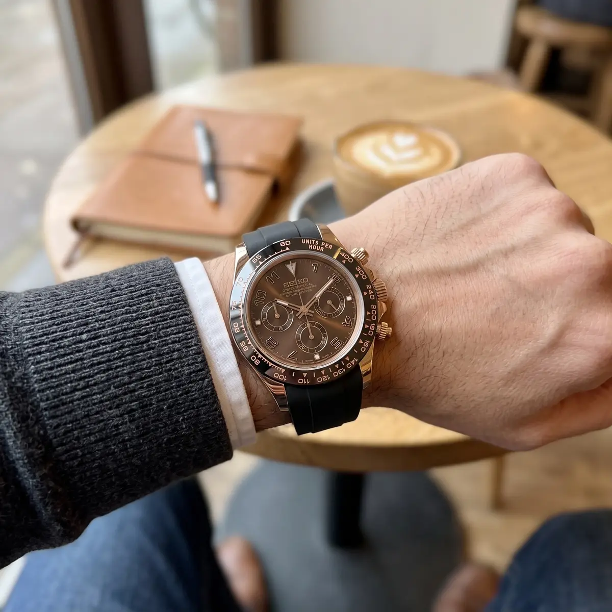 Seiko Mod Uhr TONA MOD | Schwarzes Kautschukarmband mit schwarzen und roségoldenen Ziffern – 40 mm – am Handgelenk – Wristshot – MedoMods