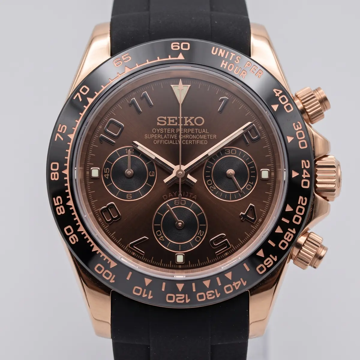 Seiko Mod Uhr TONA MOD | Schwarzes Kautschukarmband mit schwarzen und roségoldenen Ziffern – 40 mm – Zifferblatt Nahaufnahme – MedoMods