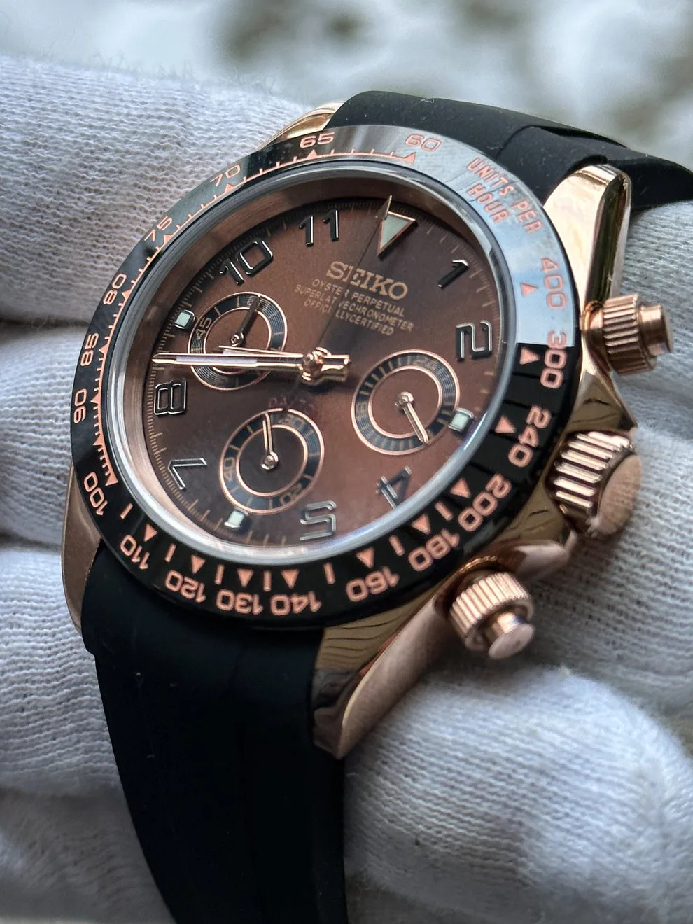 TONA MOD | Schwarzes Kautschukarmband mit schwarzen und roségoldenen Ziffern – 40 mm