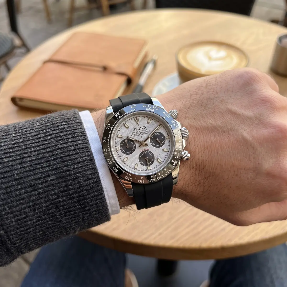 Seiko Mod Uhr TONA MOD | Schwarzes Gummi mit schwarzer Struktur – Panda – 40 mm – am Handgelenk – Wristshot – MedoMods