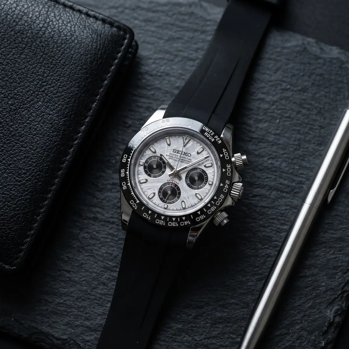 Seiko Mod Uhr TONA MOD | Schwarzes Gummi mit schwarzer Struktur – Panda – 40 mm – Flatlay auf Schiefer – MedoMods