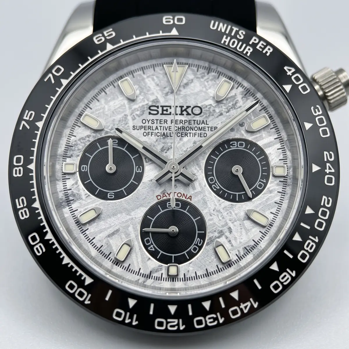 Seiko Mod Uhr TONA MOD | Schwarzes Gummi mit schwarzer Struktur – Panda – 40 mm – Zifferblatt Nahaufnahme – MedoMods
