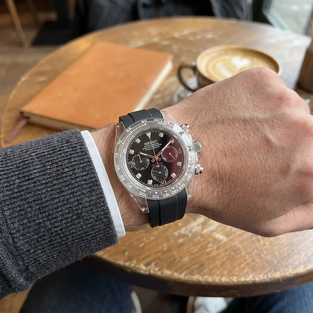 Seiko Mod Uhr TONA MOD | Schwarzer Gummi mit Rautenmuster – 40 mm – am Handgelenk – Wristshot – MedoMods