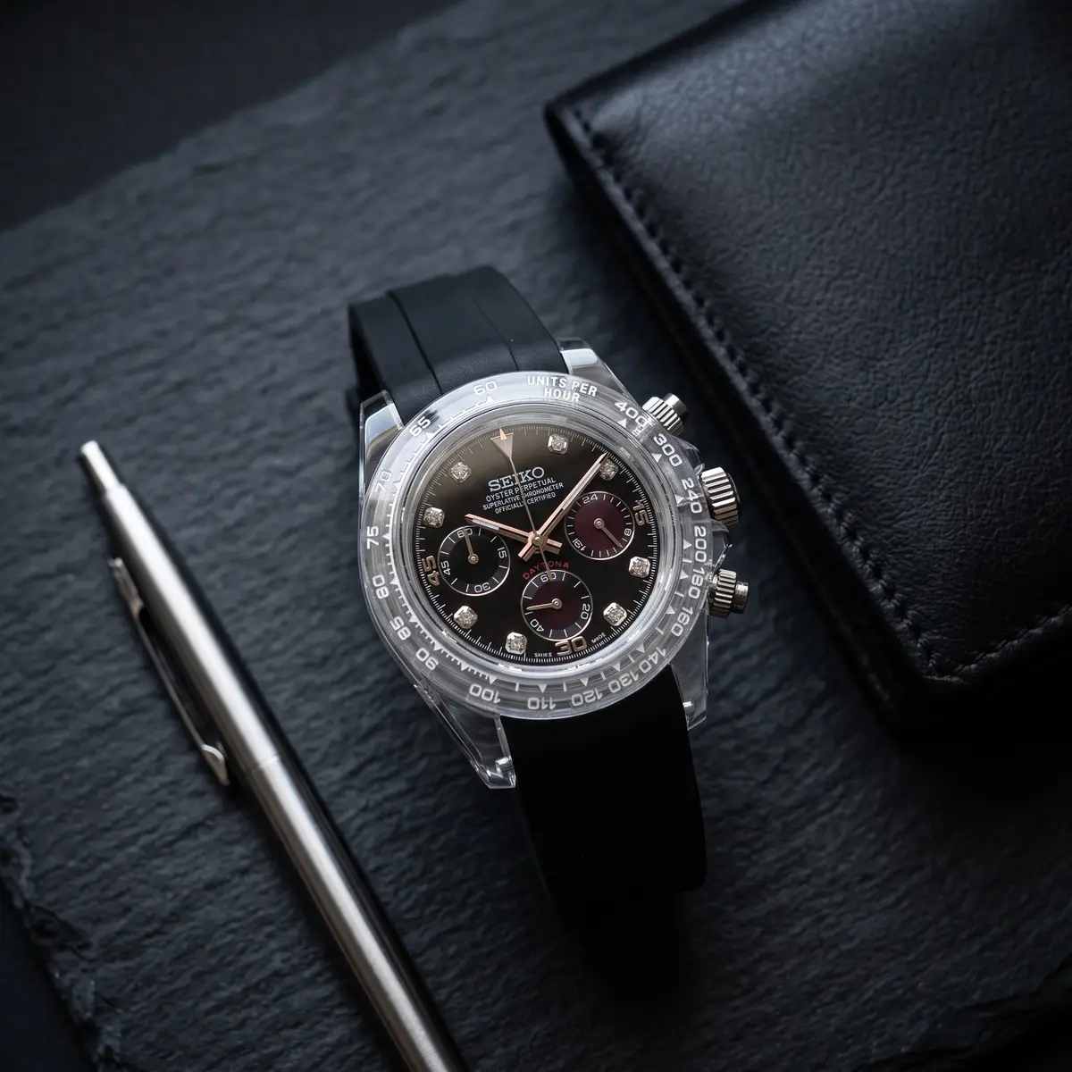 Seiko Mod Uhr TONA MOD | Schwarzer Gummi mit Rautenmuster – 40 mm – Flatlay auf Schiefer – MedoMods