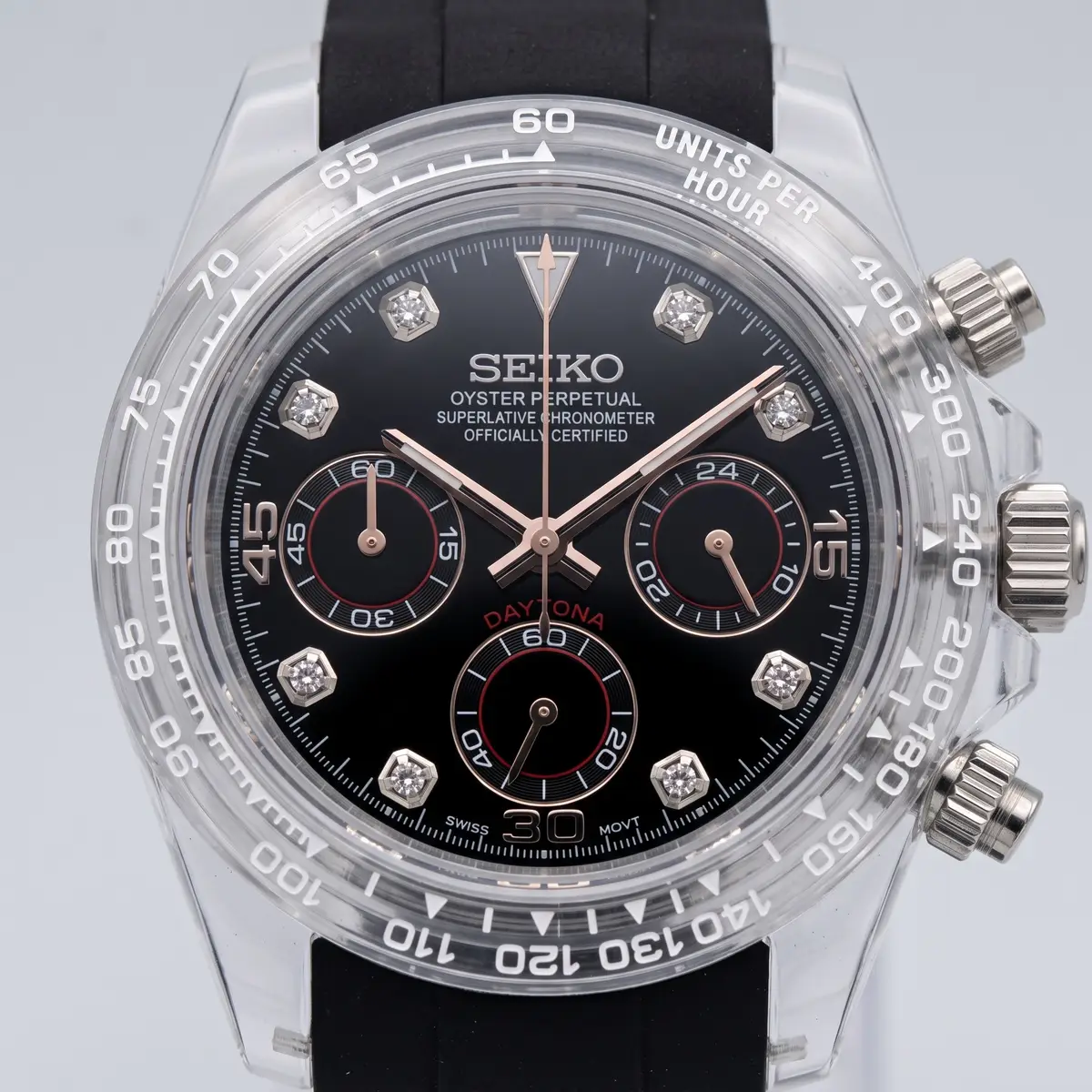 Seiko Mod Uhr TONA MOD | Schwarzer Gummi mit Rautenmuster – 40 mm – Zifferblatt Nahaufnahme – MedoMods