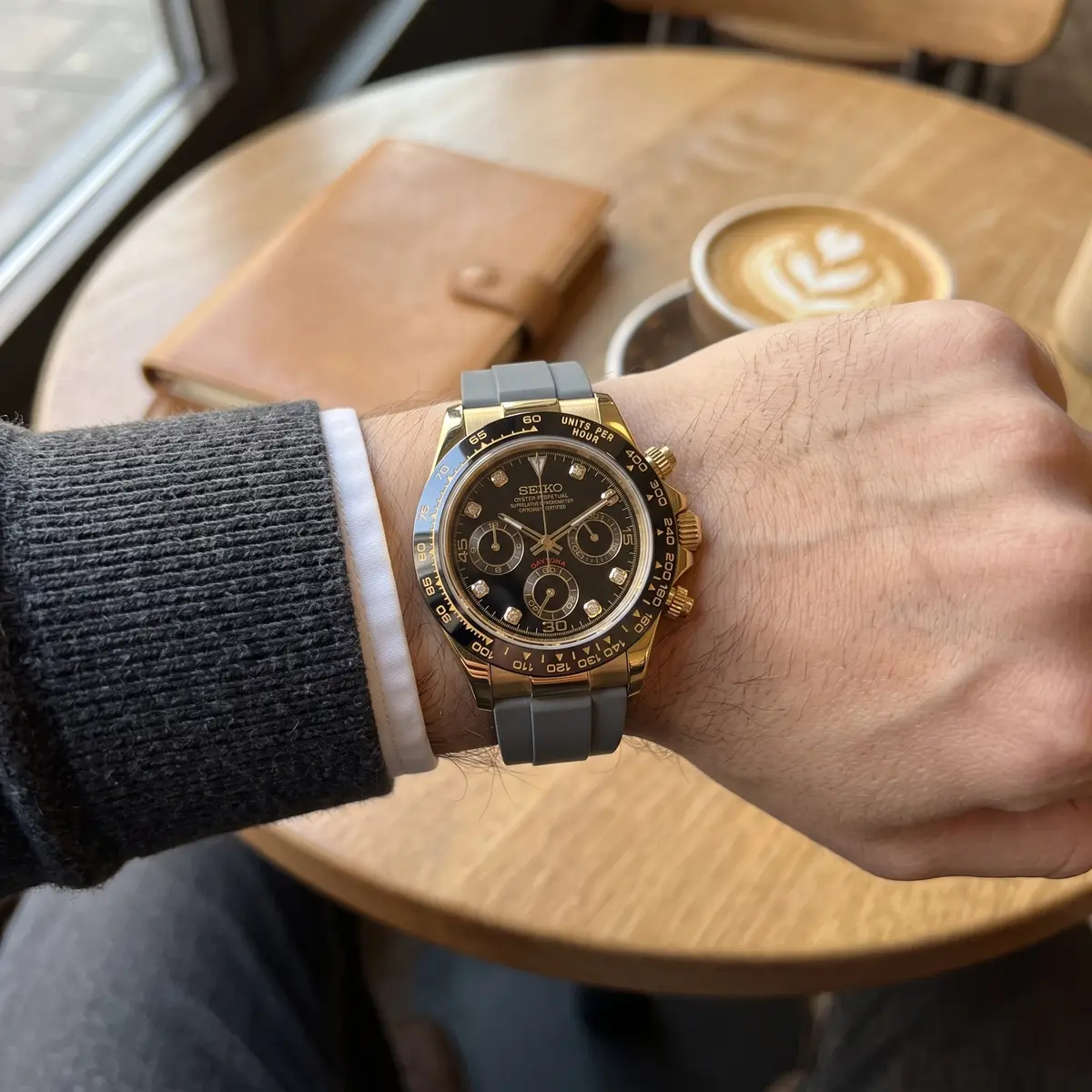 Seiko Mod Uhr TONA MOD | Schwarzes Kautschukarmband – Goldfarbene Rauten – 40 mm – am Handgelenk – Wristshot – MedoMods