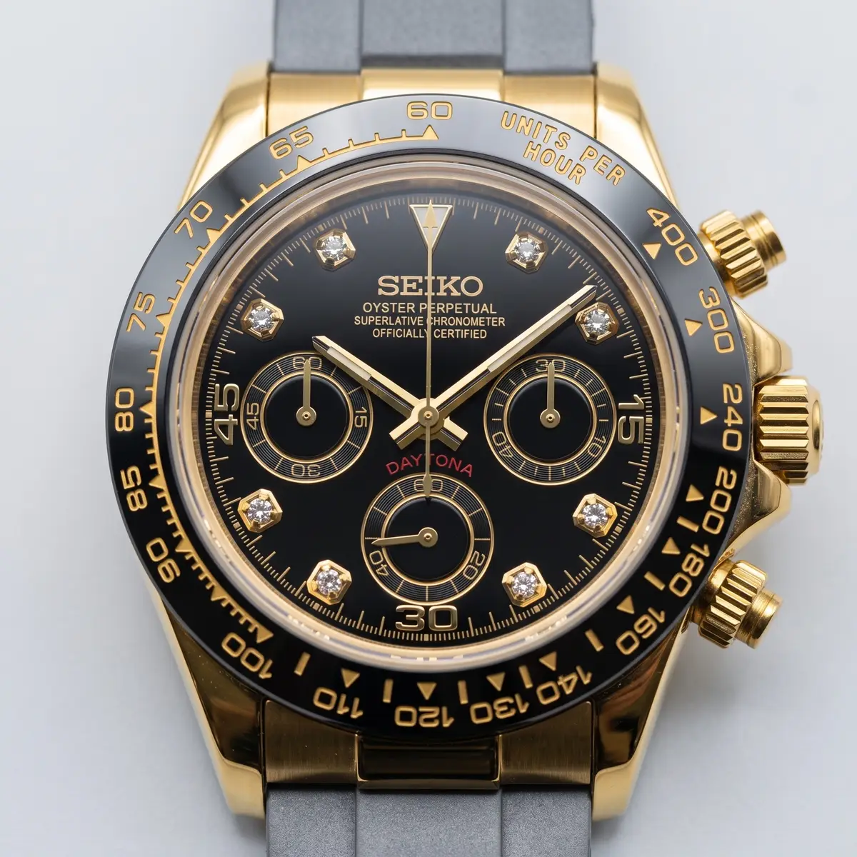 Seiko Mod Uhr TONA MOD | Schwarzes Kautschukarmband – Goldfarbene Rauten – 40 mm – Zifferblatt Nahaufnahme – MedoMods