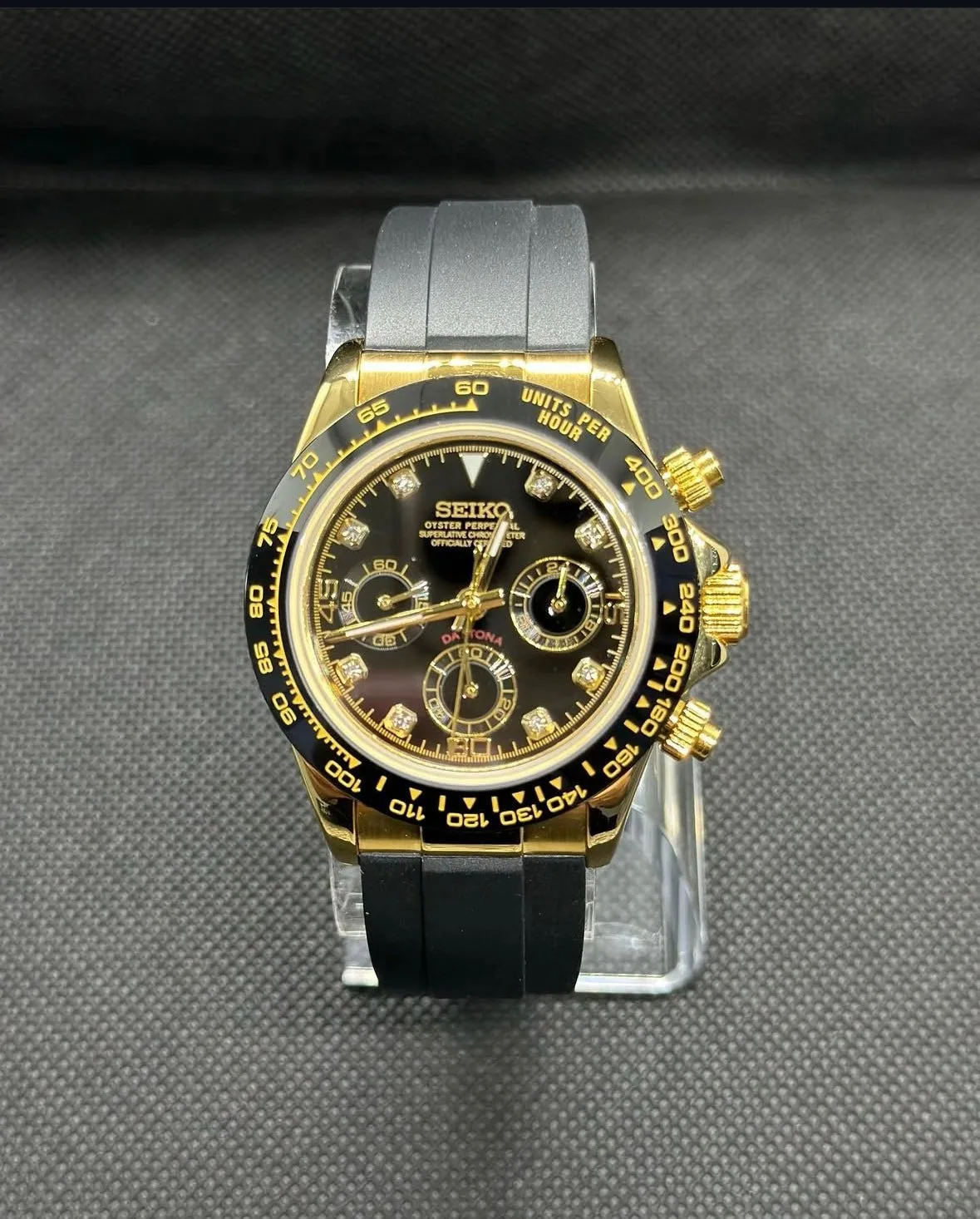 TONA MOD | Schwarzes Kautschukarmband – Goldfarbene Rauten – 40 mm