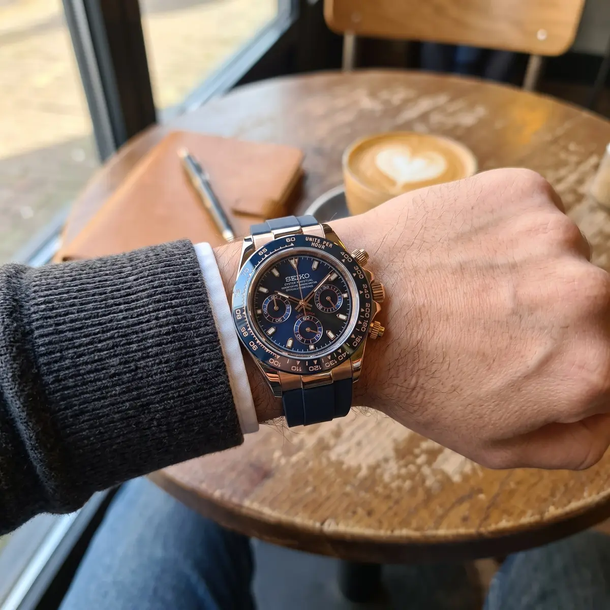 Seiko Mod Uhr TONA MOD | Blaues Gummi, Blau, Roségold – 40 mm – am Handgelenk – Wristshot – MedoMods