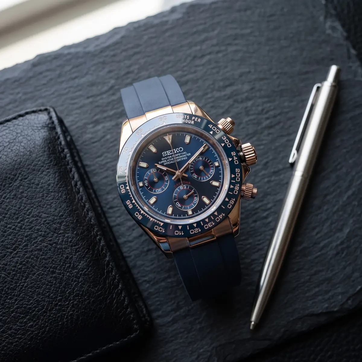 Seiko Mod Uhr TONA MOD | Blaues Gummi, Blau, Roségold – 40 mm – Flatlay auf Schiefer – MedoMods