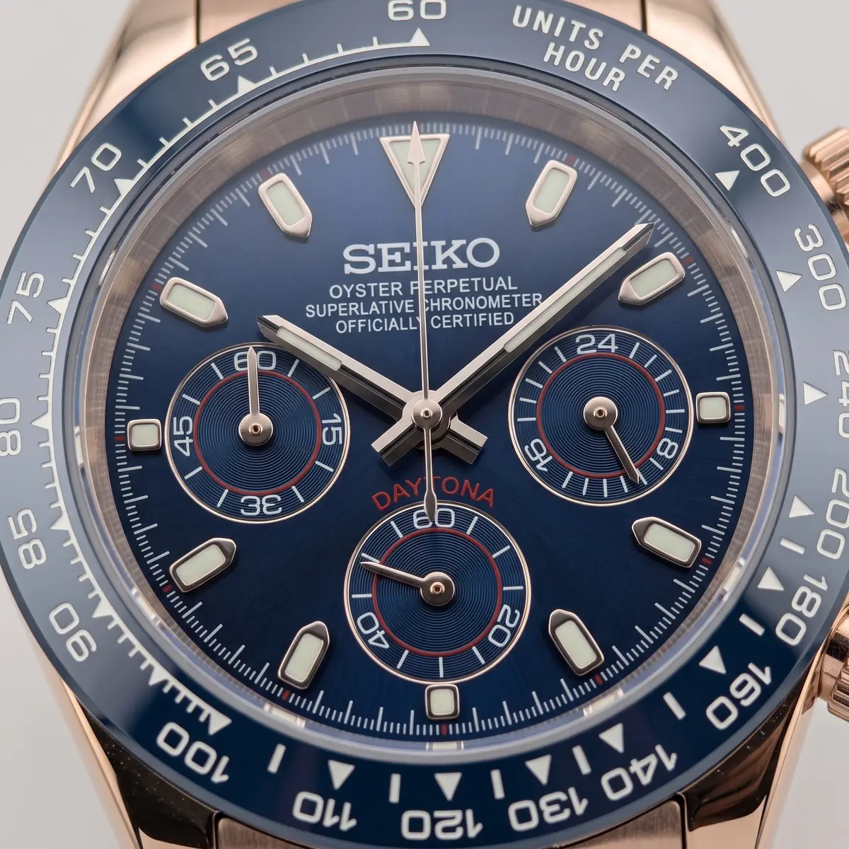 Seiko Mod Uhr TONA MOD | Blaues Gummi, Blau, Roségold – 40 mm – Zifferblatt Nahaufnahme – MedoMods