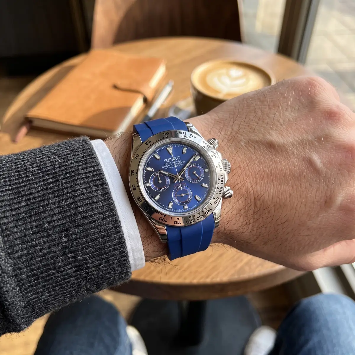 Seiko Mod Uhr TONA MOD | Blaues Gummi, blauer Stahl – 40 mm – am Handgelenk – Wristshot – MedoMods