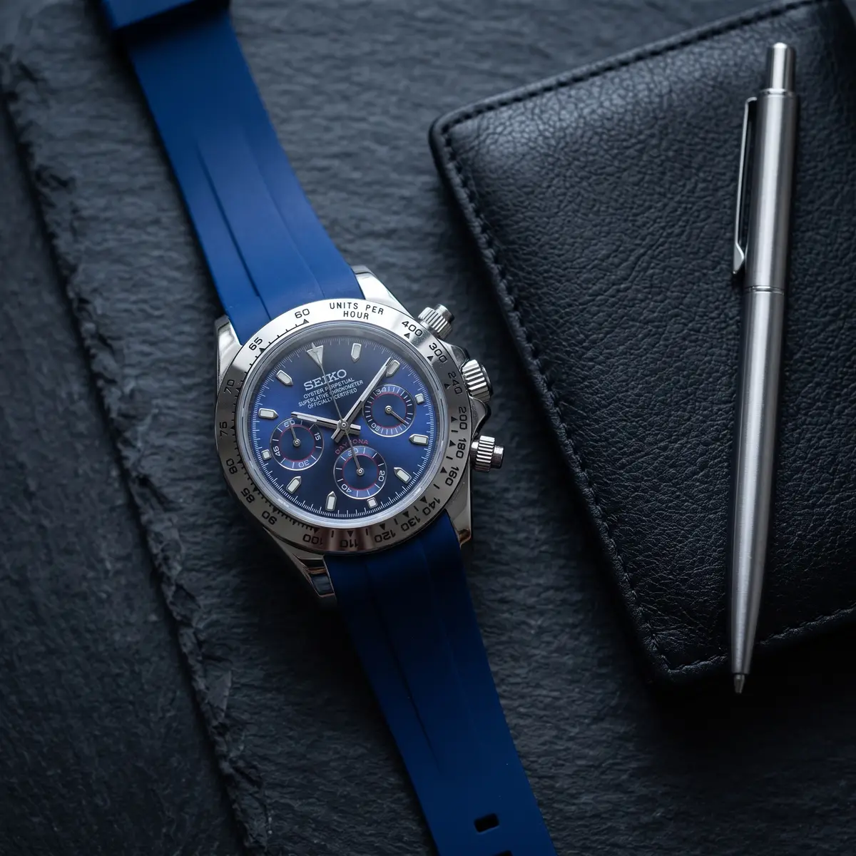 Seiko Mod Uhr TONA MOD | Blaues Gummi, blauer Stahl – 40 mm – Flatlay auf Schiefer – MedoMods