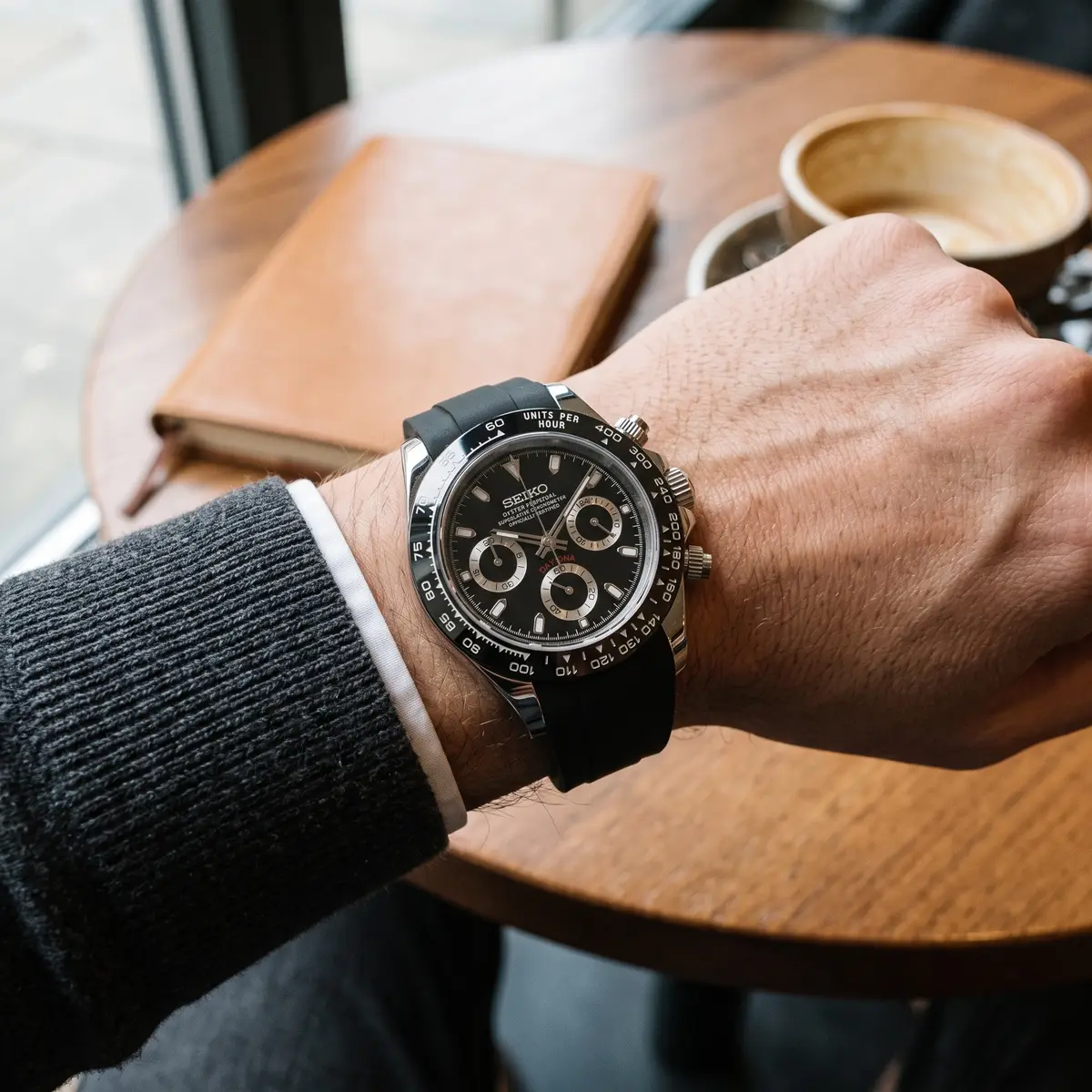 Seiko Mod Uhr TONA MOD | Double Black Steel – 40 mm – am Handgelenk – Wristshot – MedoMods