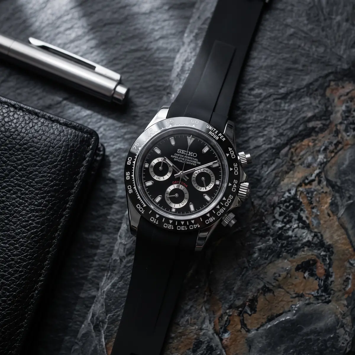 Seiko Mod Uhr TONA MOD | Double Black Steel – 40 mm – Flatlay auf Schiefer – MedoMods