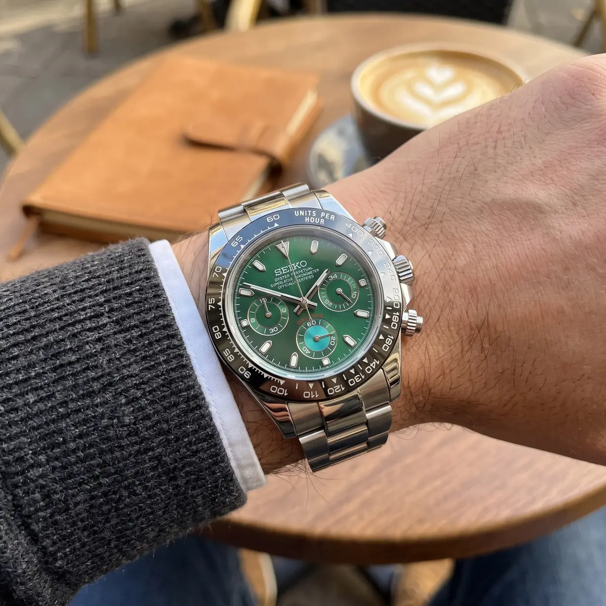 Seiko Mod Uhr TONA MOD – SMARAGD – am Handgelenk – Wristshot – MedoMods