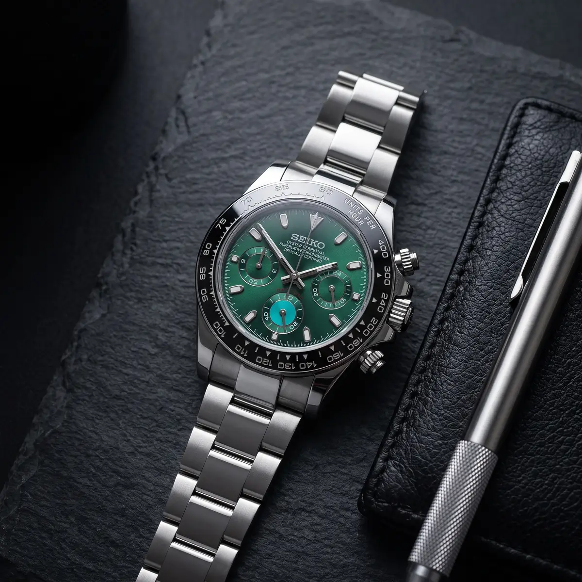 Seiko Mod Uhr TONA MOD – SMARAGD – Flatlay auf Schiefer – MedoMods