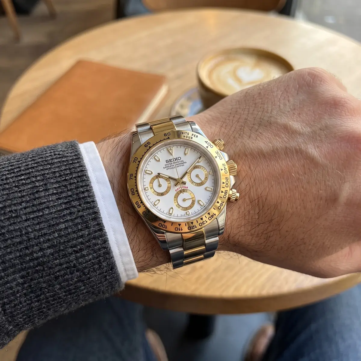 Seiko Mod Uhr TONA MOD – GOLD & WEISS – am Handgelenk – Wristshot – MedoMods