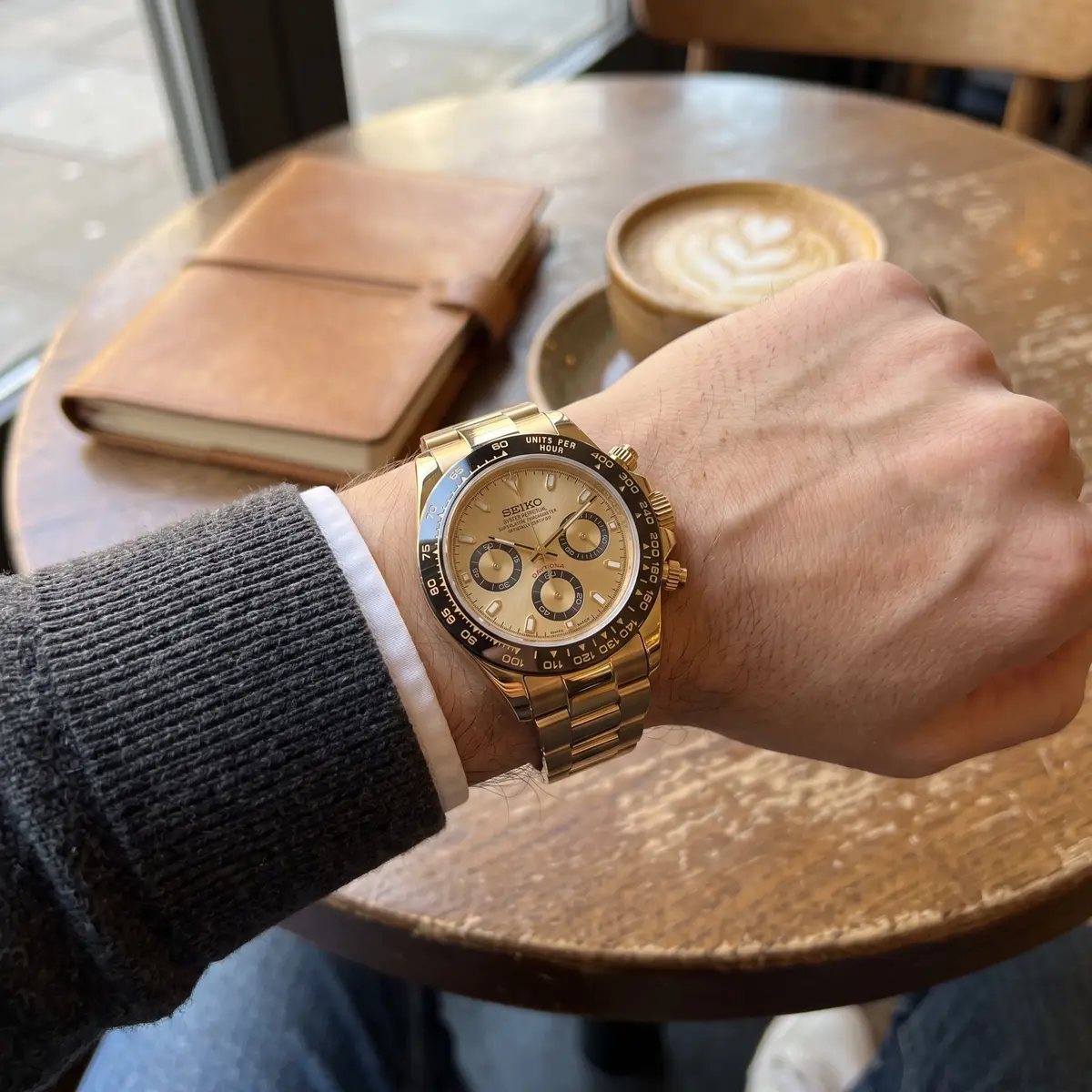 Seiko Mod Uhr TONA MOD โ GOLDIE โ am Handgelenk โ Wristshot โ MedoMods