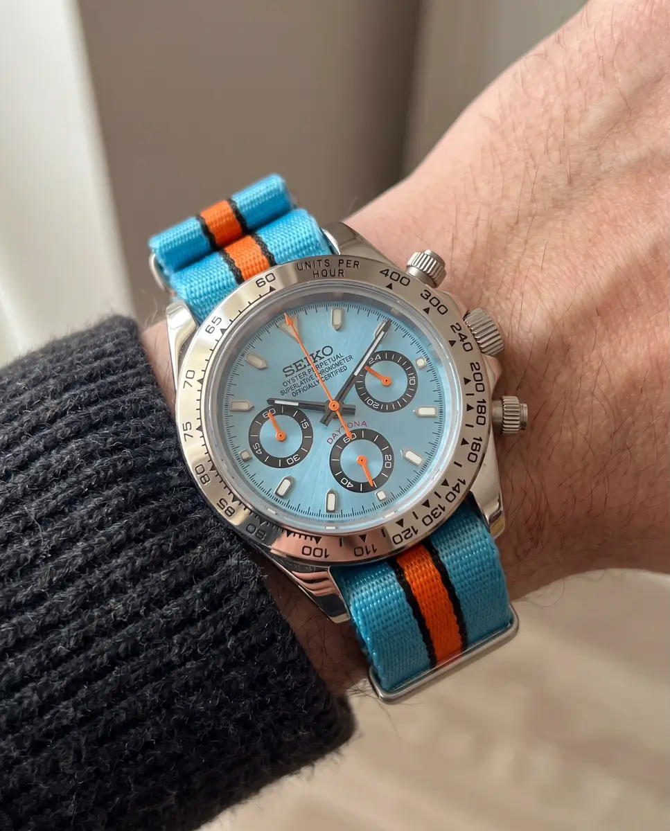 Seiko Mod Uhr TONA MOD | Eisblau – Gulf-NATO-Armband – 40 mm – am Handgelenk – Wristshot – MedoMods