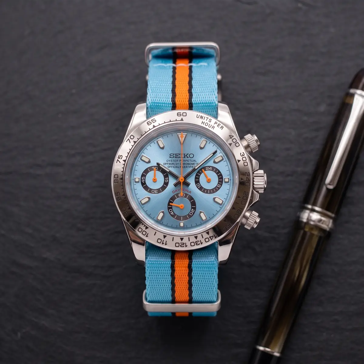 Seiko Mod Uhr TONA MOD | Eisblau – Gulf-NATO-Armband – 40 mm – Flatlay auf Schiefer – MedoMods