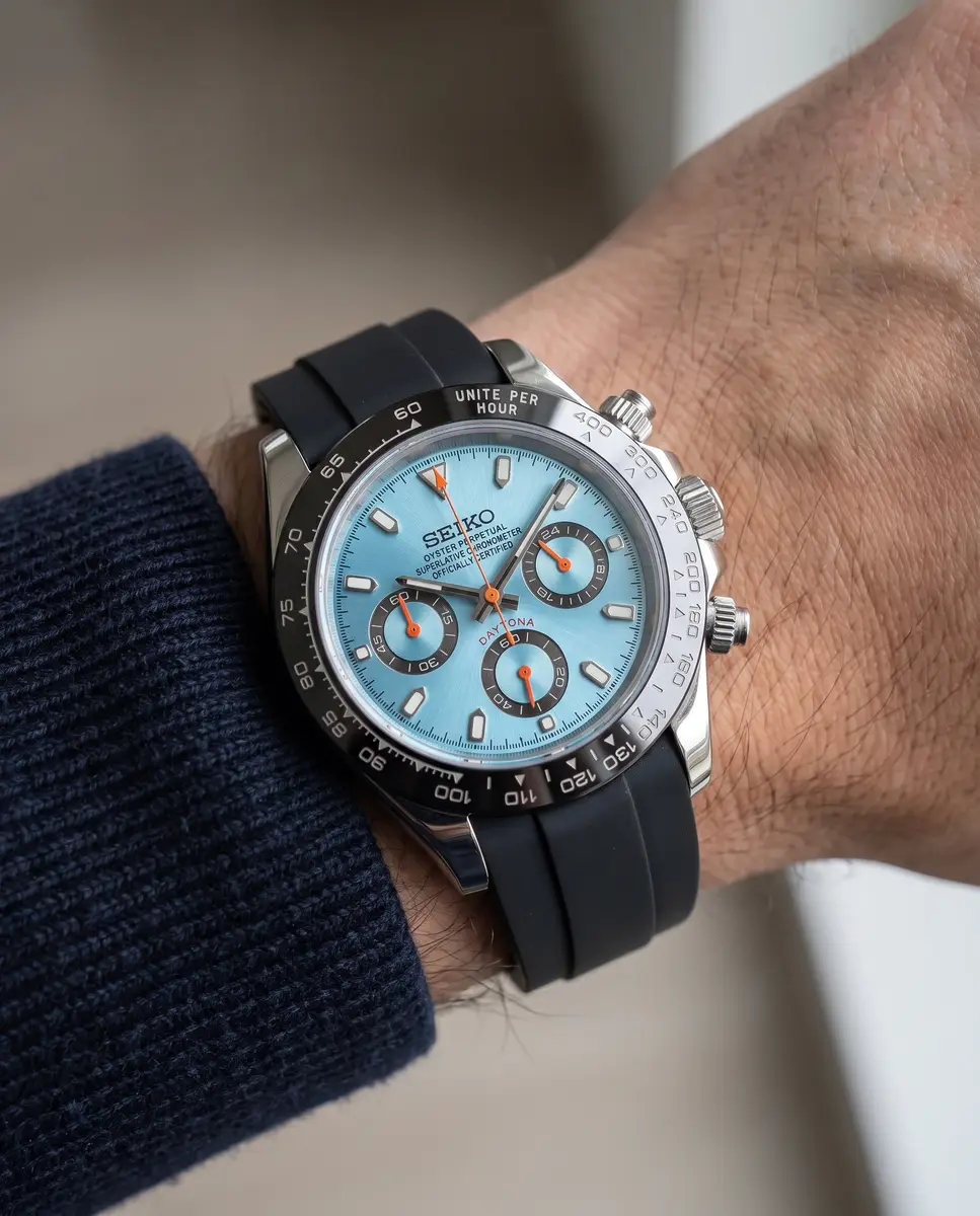 Seiko Mod Uhr TONA MOD | Eisblau – Kautschukarmband – 40 mm – am Handgelenk – Wristshot – MedoMods