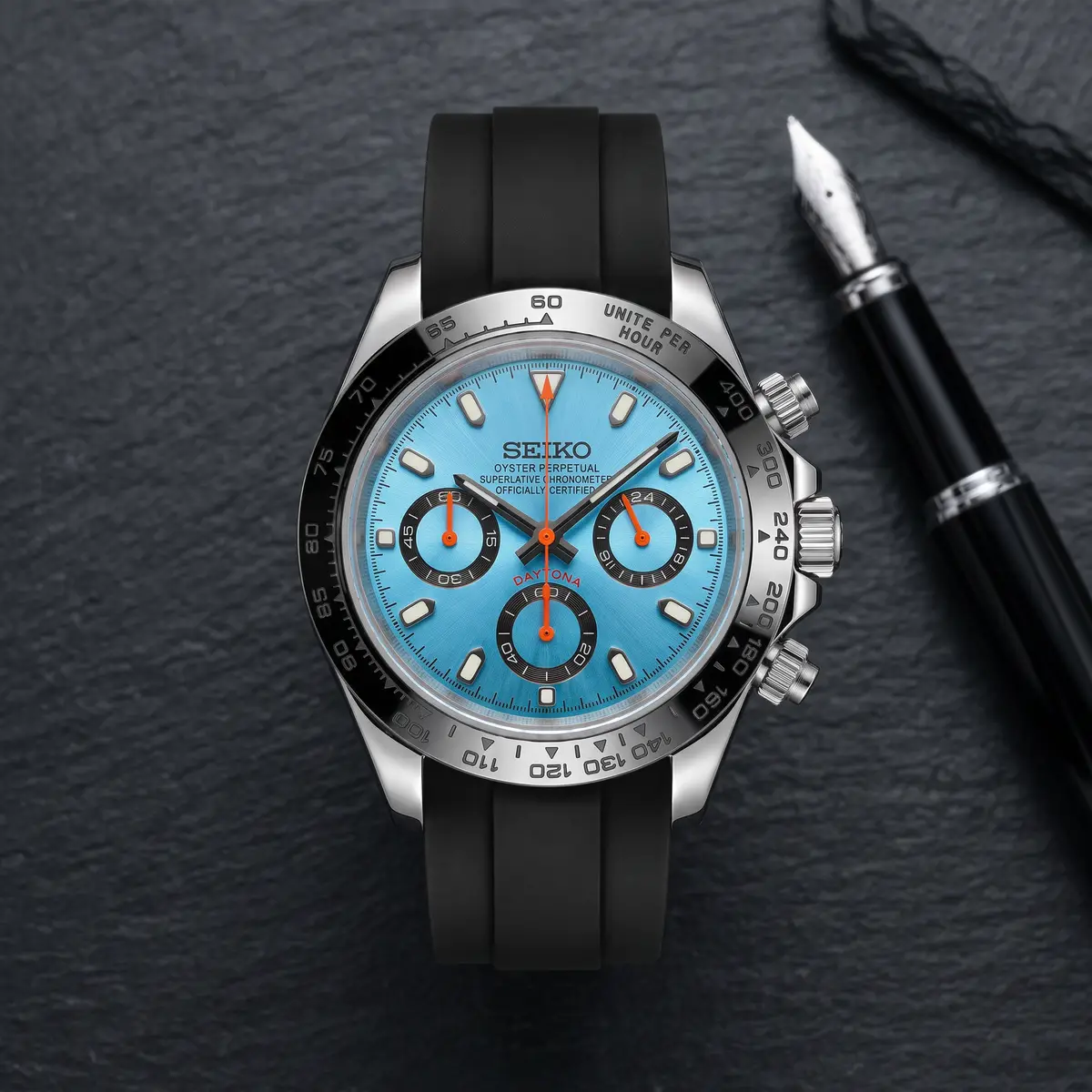 Seiko Mod Uhr TONA MOD | Eisblau – Kautschukarmband – 40 mm – Flatlay auf Schiefer – MedoMods